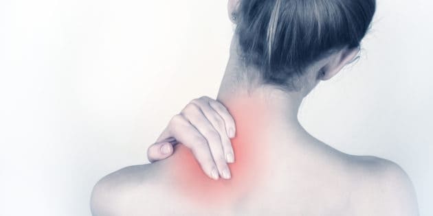 shoulder blade pain on woman