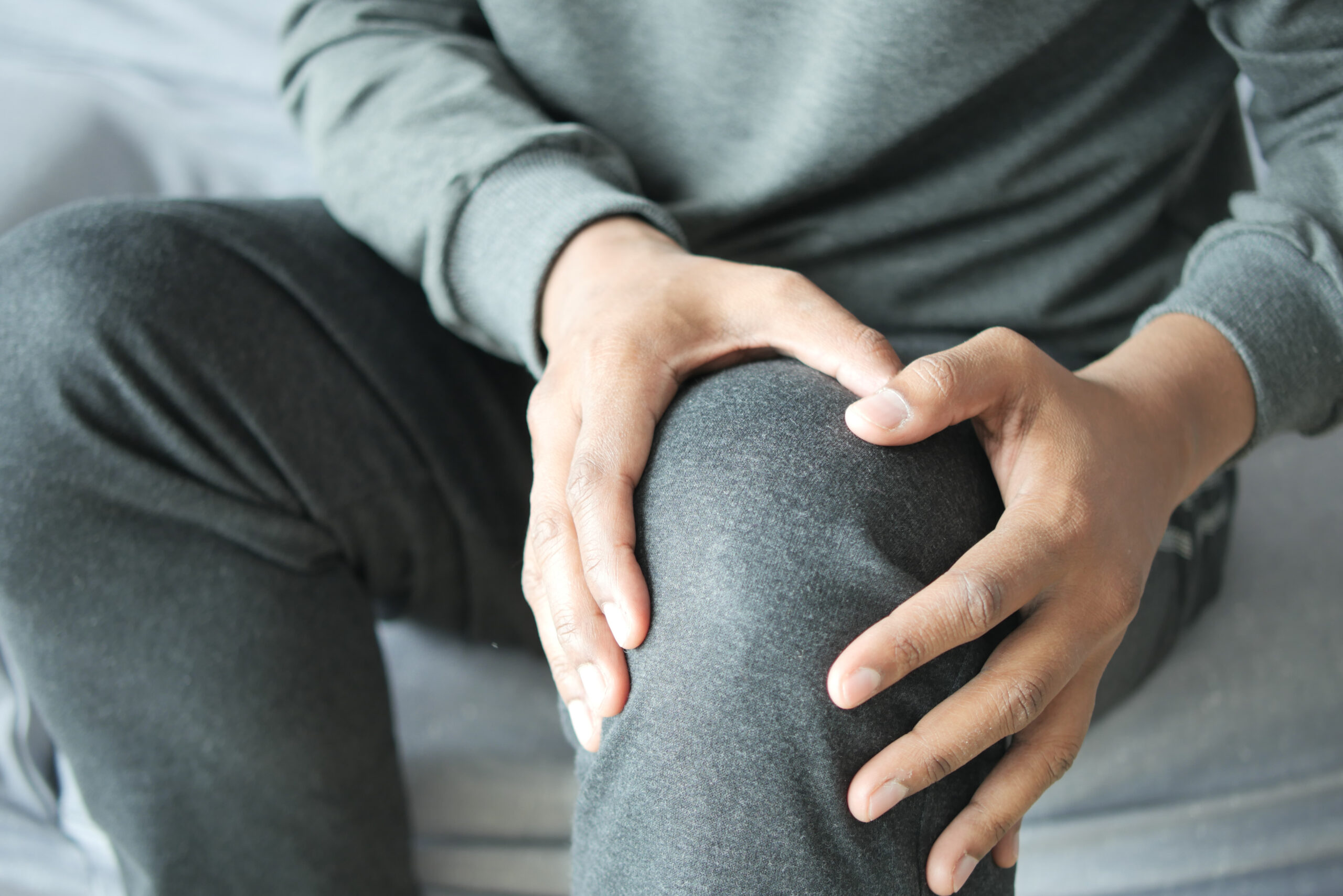 man with knee and hip pain