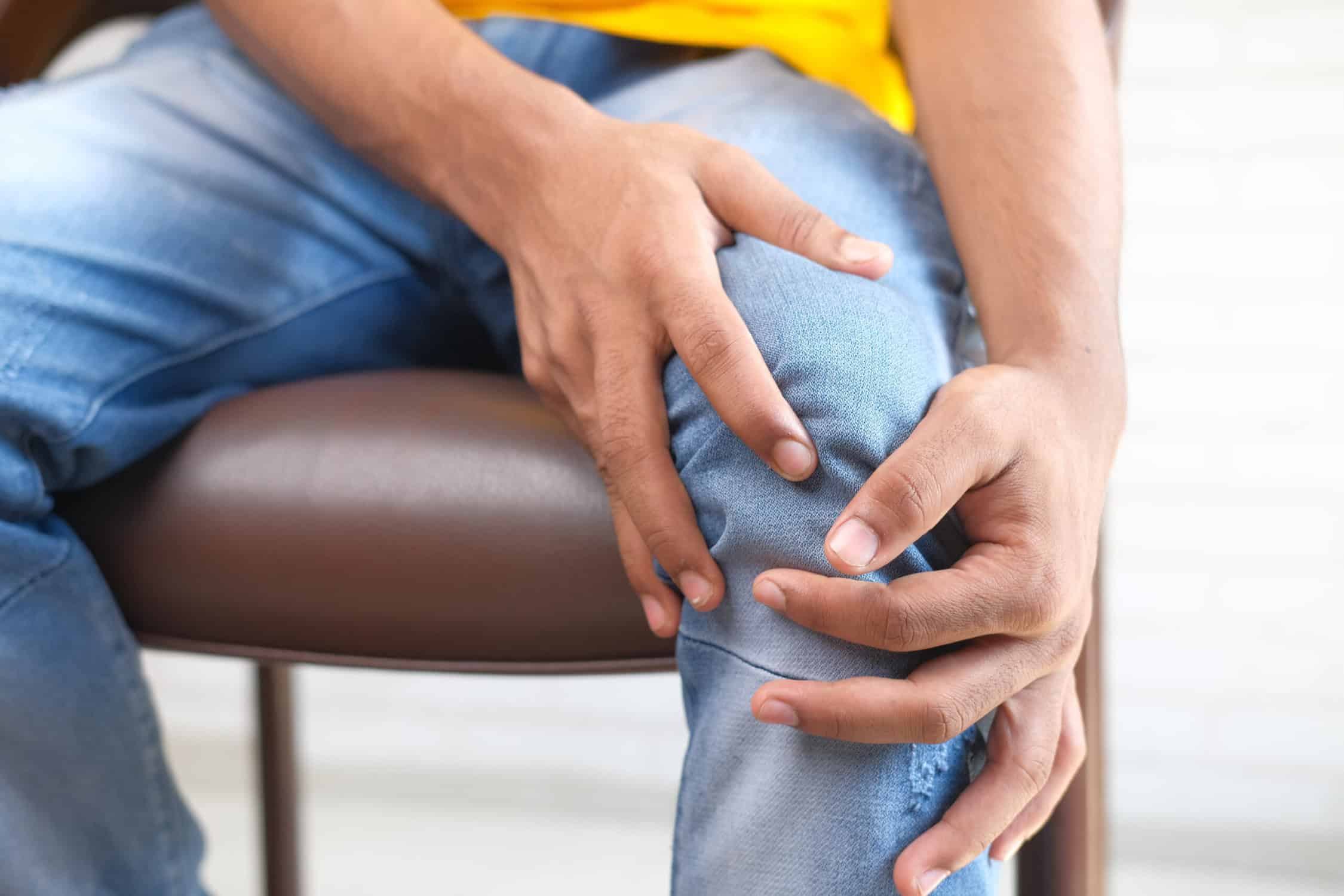 man struggling with knee injury 